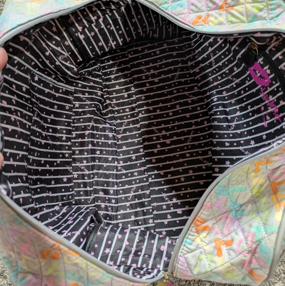 Luv Betsey Betsey Johnson Grey Rainbow Quilted Weekender Bag W Trolley Sleeve - Picture 10 of 15